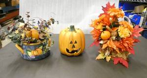 lot 215 image: Halloween dcor and cookie jar
