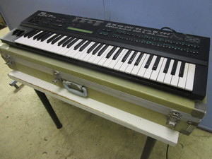YAMAHA DX7 DIGITAL PROGRAMMABLE ALGORITHM SYNTHESIZER W CARRYING CASE