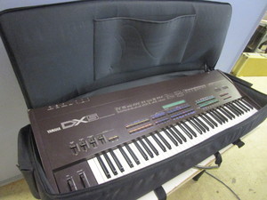YAMAHA DX5 DIGITAL PROGRAMMABLE ALGORITHM SYNTHESIZER WITH CARRYING CASE