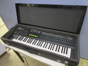 YAMAHA DX7 DIGITAL PROGRAMMABLE ALGORITHM SYNTHESIZER WITH CARRYING CASE