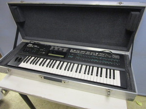 YAMAHA DX7 DIGITAL PROGRAMMABLE ALGORITHM SYNTHESIZER WITH CARRYING CASE