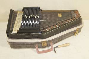 lot 8 image: Vintage Autoharp Lap Harp with Case