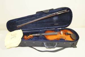 lot 6 image: Full Size Violin with Bow and Case