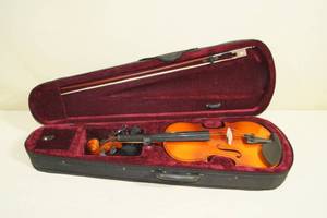 lot 7 image: 34 Scale Violin with Bow and Case