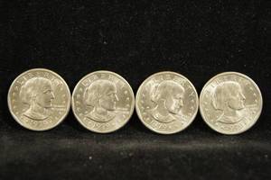 lot 32 image: 4 1979 Susan B Anthony Dollar Coins