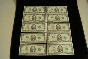 lot 38 image: 10 Uncirculated Sequential 2 Dollar Bills
