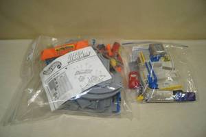 lot 91 image: 2 Hot Wheels Playsets with Cars - Super Highway