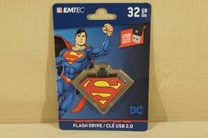 lot 191 image: EMTec 32 GB Superman Flash Drive