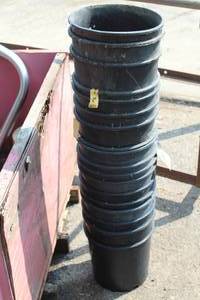 lot 197 image: Lot of (18) Plastic Plant Pots