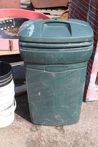 lot 200 image: Rubbermaid Plastic Garbage Can with Lid 2-wheel