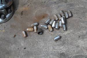 lot 219 image: Lot of (Approximately 21) Lug Nuts
