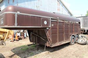lot 156 image: Show Me Trailers Tandem-Axle 5th Wheel Stock and Horse Trailer
