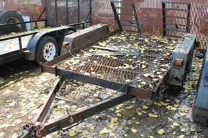 lot 154 image: Tandem-Axle Flatbed Bobcat Trailer