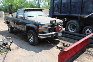 lot 152 image: 1990 Chevrolet K3500 2 Door Regular Cab Pickup Truck with Plow