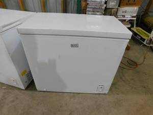lot 17 image: Black  Decker BCFK706 7 cu. Ft. Manual Defrost Chest Freezer - White