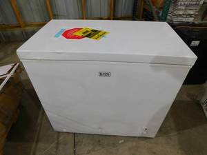 lot 18 image: Black  Decker  7 cu. Ft. Manual Defrost Chest Freezer - White
