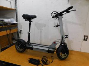 lot 20 image: Razor E300s 24V Electric Scooter with Seat - Gray