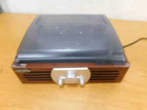 lot 28 image: Jensen 3-Speed Stereo Turntable with AMFM Radio