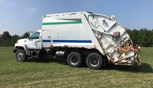 1999 GMC C7H 064 C8500 Garbage Truck