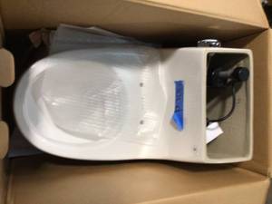Glacier Bay 1-Piece 1.28 GPF High Efficiency Single Flush Round Front Toilet in White, Seat Included (good condition)