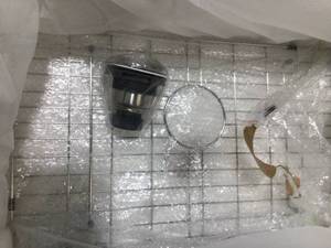 Ceramic 30 in. Single Bowl Farmhouse Apron Kitchen Sink with Grid and Strainer (good condition)