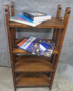 lot 9 image: CUTE SOLID SHELF WITH 5 BOOKS
