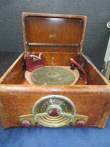 lot 24 image: VINTAGE 1947 ZENITH COBRA TURN TABLE AND TUBE RADIO