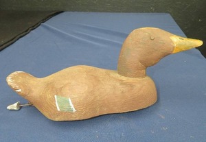 lot 20 image: ANTIQUE HAND CARVED DUCK DECOY WITH CORK ON BOTTOM