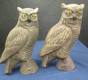 lot 21 image: RARE ANTIQUE AMERICAN PAPER MACHE OWLS
