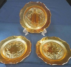 lot 35 image: 3 BEAUTIFUL VINTAGE JEANETTE HERRING BONE CARNIVAL GLASS PLATES