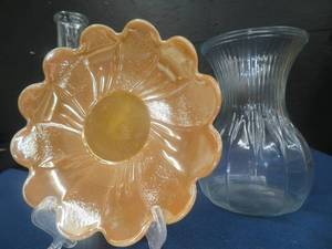lot 36 image: VINTAGE ANCHOR HOCKING LOTUS FLOWER LUSTER PLATE AND 2 VASES
