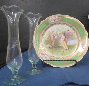 lot 37 image: VINTAGE IMPERIAL CROWN CHINA AUSTRIA PLATE WITH TWO BUD VASES WITH FLUTED TOPS