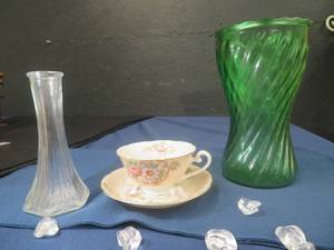 lot 42 image: BEAUTIFUL HAND PAINTED TRIMONT TEA CUP AND SAUCER WITH 2 VINTAGE VASES