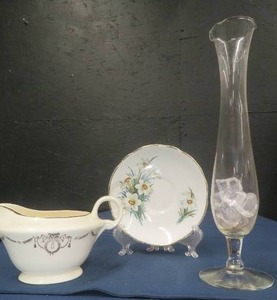 lot 43 image: VINTAGE REGENCY SAUCER - EDWIN KNOWLES CHINA CREAMERGRAVY BOAT- CLEAT FLUTED BUD VASE