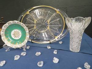 lot 44 image: VINTAGE JEANNETTE GLASS SERVING DISH - LEAD CRYSTAL BUD VASE - ROYAL STANDARD BONE CHINA SAUCER