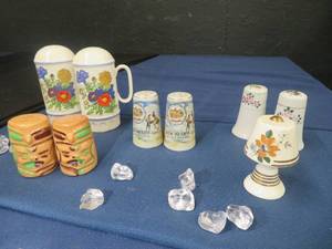 lot 49 image: 4 SETS OF VINTAGE SALT AND PEPPER SHAKERS - 1 SINGLE VINTAGE SHAKER
