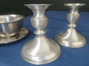 lot 69 image: VINTAGE ONEIDA 188 STAINLESS GRAVY BOAT WITH DRIP PLATE ATTACHED- 2 VINTAGE LEONARD PEWTER CANDLE STICK HOLDERS