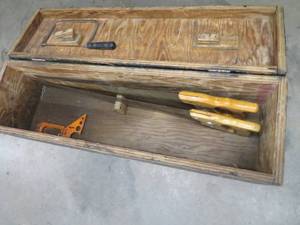 lot 71 image: ANTIQUEVINTAGE SAW BOX WITH 3 SAWS