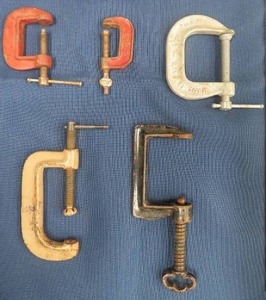 lot 74 image: 5 VINTAGEANTIQUE C-CLAMPS  - 1 ANTIQUE VICTORIAN DECORATIVE SKELETON KEY BOW C-CLAMP