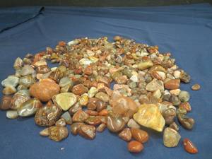 lot 103 image: 5 POUNDS OF POLISHED AGATES AND OTHER ROCKS IN A BEAUTIFUL GLASS VASE
