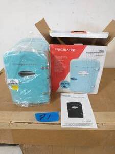 FRIGIDAIRE RETRO MINI BEVERAGE REFRIGERATOR 4L