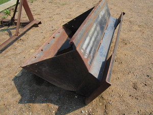 lot 15 image: Skidster Bucket
