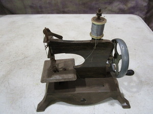 lot 256 image: Vintage Hand Crank Sew Machine
