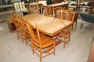 lot 701 image: Oak Dining Table and Chairs