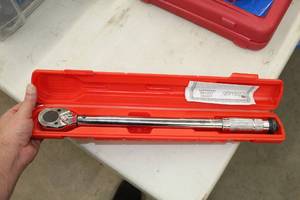 lot 739 image: Pittsburgh Tools Click Type Torque Wrench  with Plastic Case