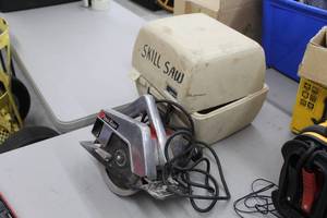 lot 746 image: Wards Powr-Kraft Circular Saw  with Plastic Case