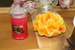 lot 805 image: Lot of (2) Table Candles  - Cinnamon Jar Candle, Peach Floral Candle