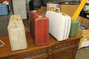 lot 767 image: Lot of (4) Vintage Suitcases