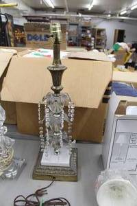 lot 831 image: Beaded GlassMetal Floral Table Lamp