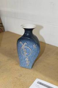 lot 877 image: Vase